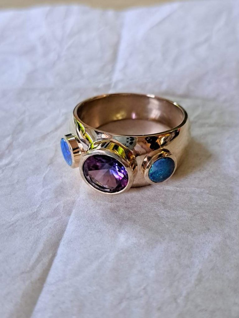 Single ring featuring three gemstones, intended for separation into individual rings